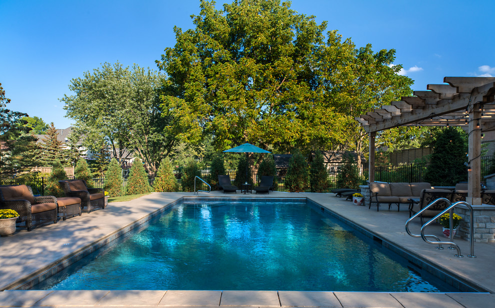 Foto di una piscina monocorsia chic rettangolare di medie dimensioni e dietro casa con cemento stampato