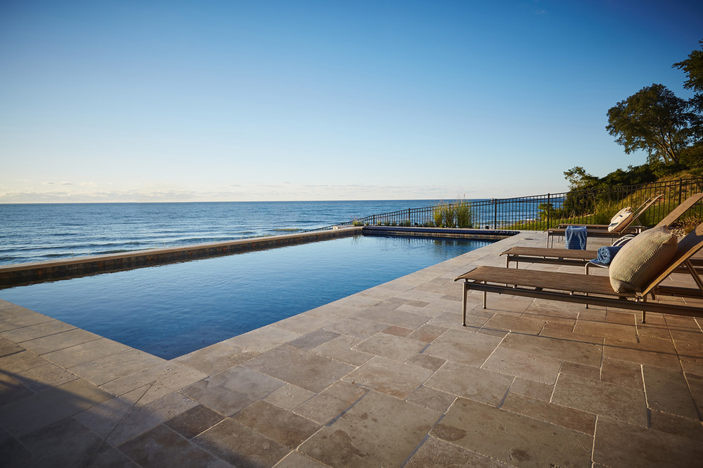 Пример оригинального дизайна: спортивный, прямоугольный бассейн на заднем дворе в морском стиле с покрытием из каменной брусчатки