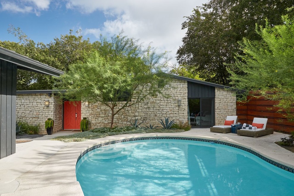 Источник вдохновения для домашнего уюта: большой бассейн на переднем дворе в стиле фьюжн с покрытием из плитки