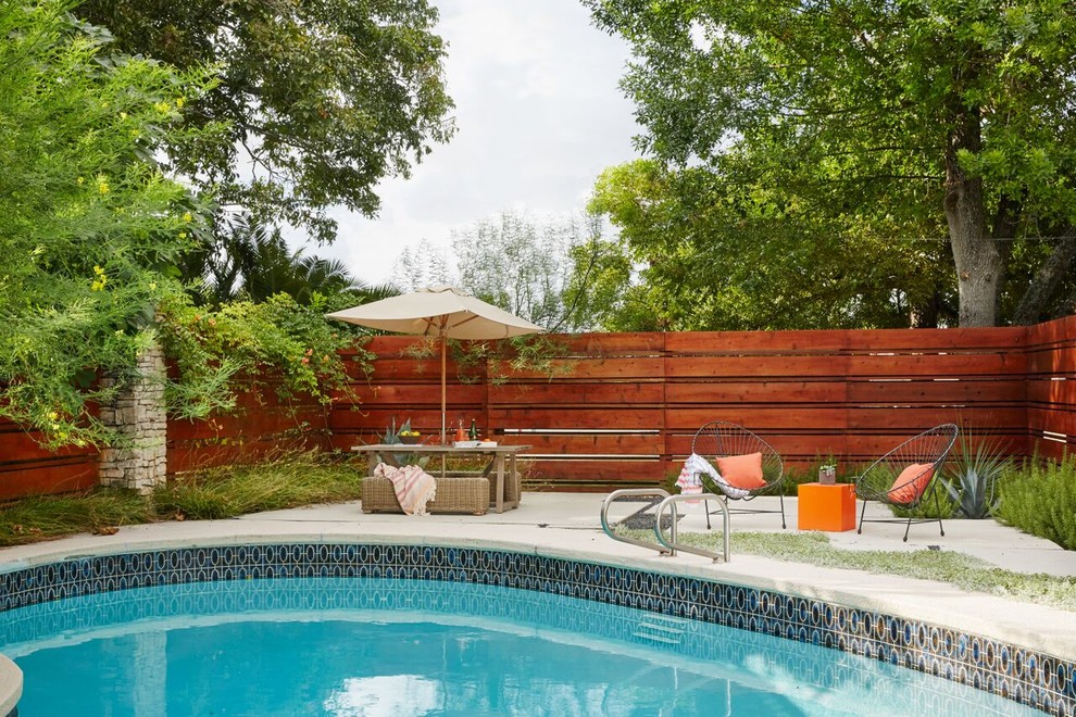 Свежая идея для дизайна: большой бассейн на переднем дворе в стиле фьюжн с покрытием из плитки - отличное фото интерьера