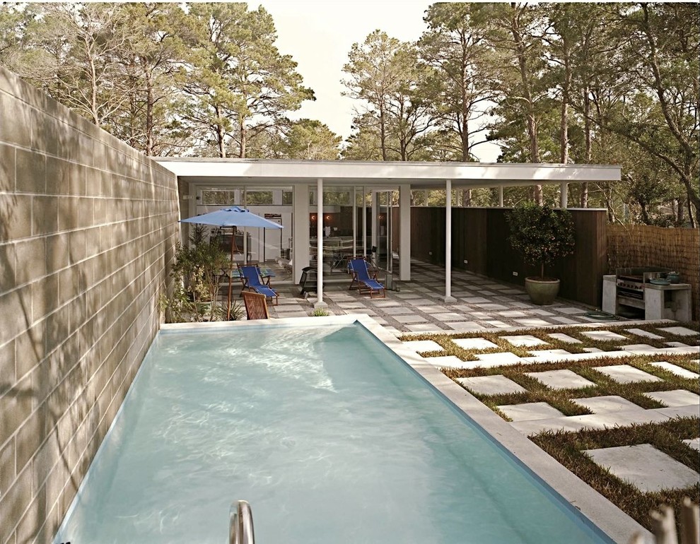 Идея дизайна: маленький бассейн в стиле модернизм для на участке и в саду
