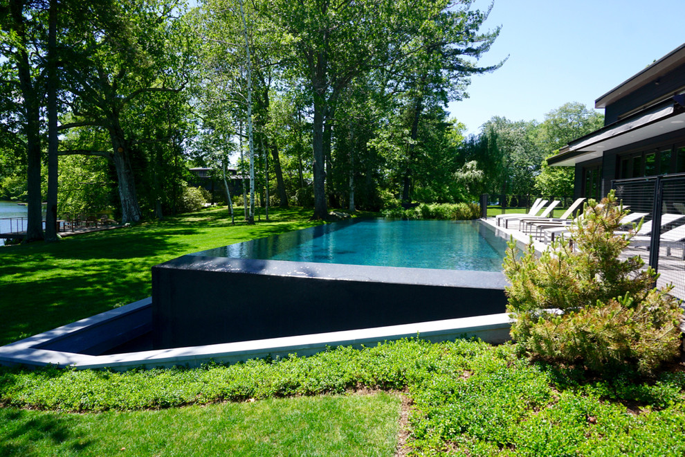 Großer Moderner Infinity-Pool neben dem Haus in rechteckiger Form mit Dielen in Bridgeport