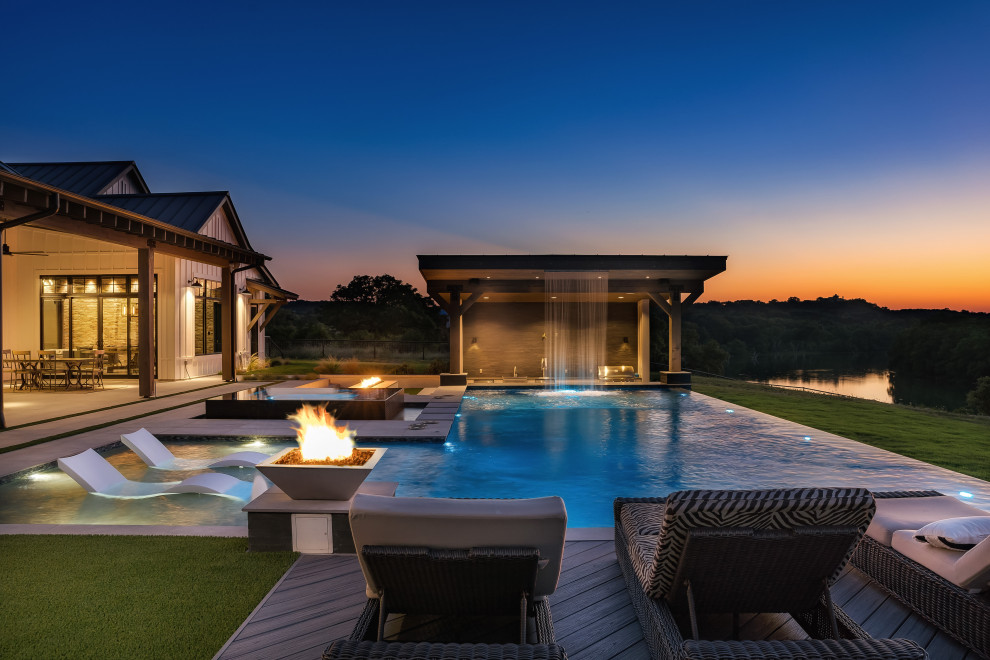 Cette photo montre une grande piscine à débordement et arrière moderne rectangle avec une terrasse en bois.