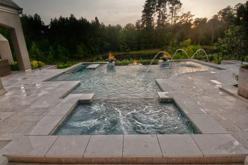 Imagen de piscina moderna de tamaño medio en forma de L en patio trasero con entablado
