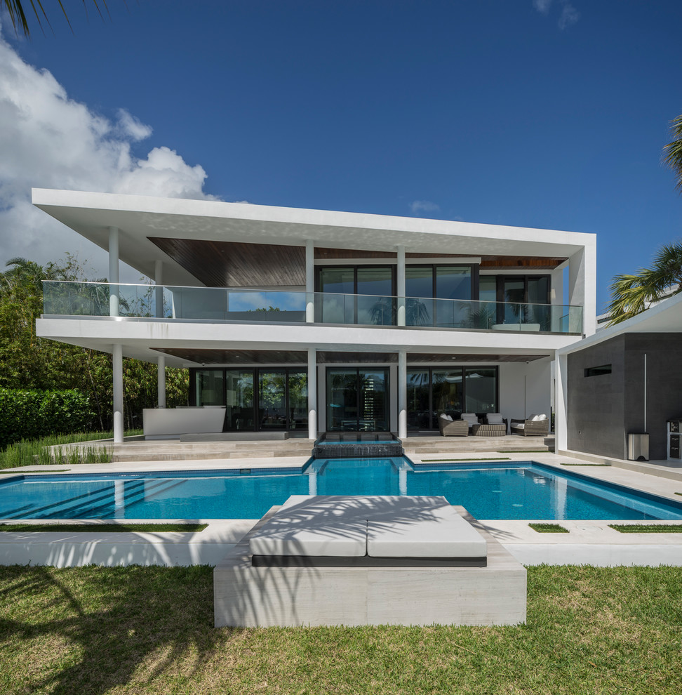 Gefliester, Großer Moderner Pool hinter dem Haus in rechteckiger Form in Miami