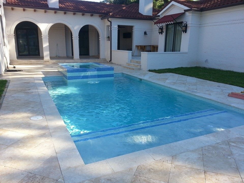 На фото: бассейн среднего размера в современном стиле с покрытием из каменной брусчатки с