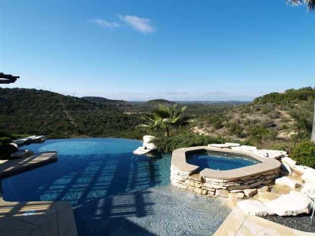 Diseño de piscinas y jacuzzis naturales contemporáneos extra grandes a medida en patio trasero con adoquines de piedra natural