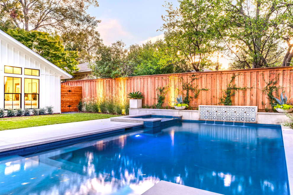 Пример оригинального дизайна: прямоугольный бассейн на заднем дворе в стиле модернизм с покрытием из бетонных плит