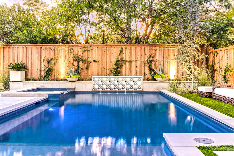 Moderner Pool hinter dem Haus in rechteckiger Form mit Betonplatten in Dallas