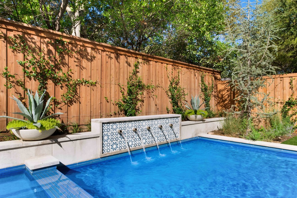 Diseño de piscina moderna rectangular en patio trasero con losas de hormigón