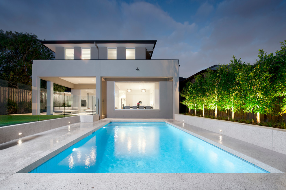 Idée de décoration pour une piscine minimaliste.