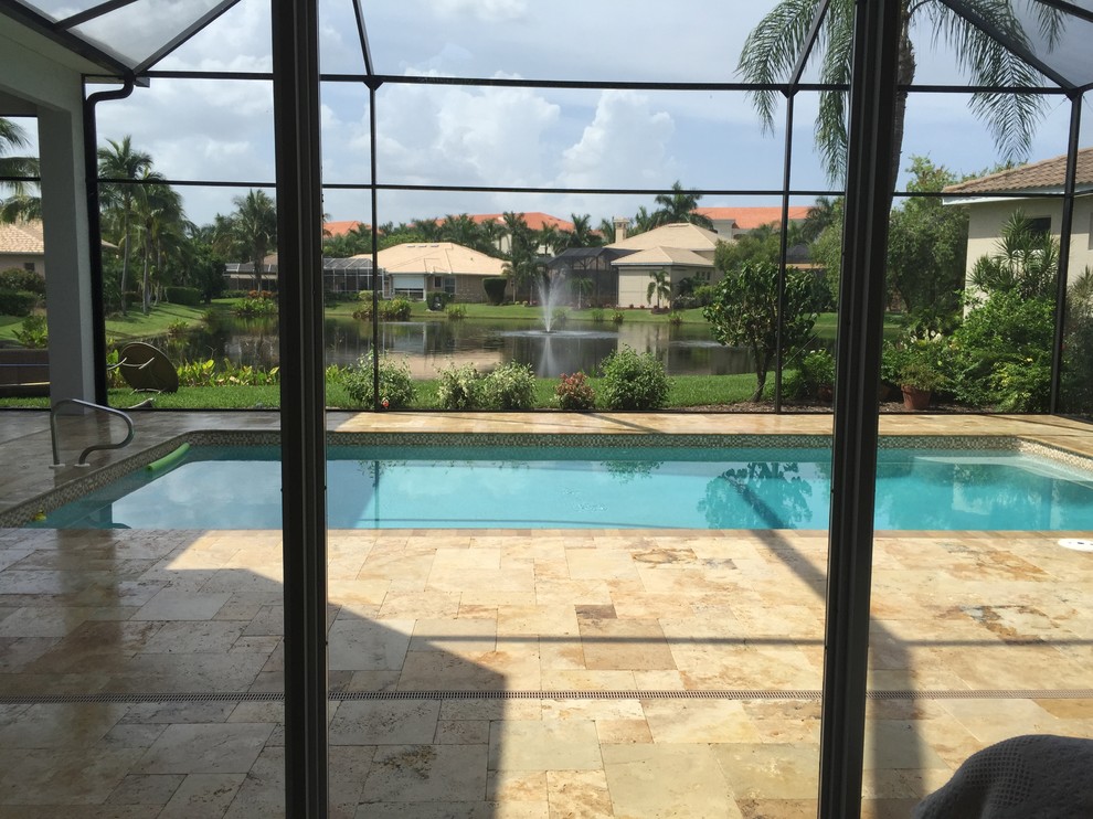 Immagine di una grande piscina tropicale rettangolare dietro casa con una dépendance a bordo piscina e pavimentazioni in mattoni