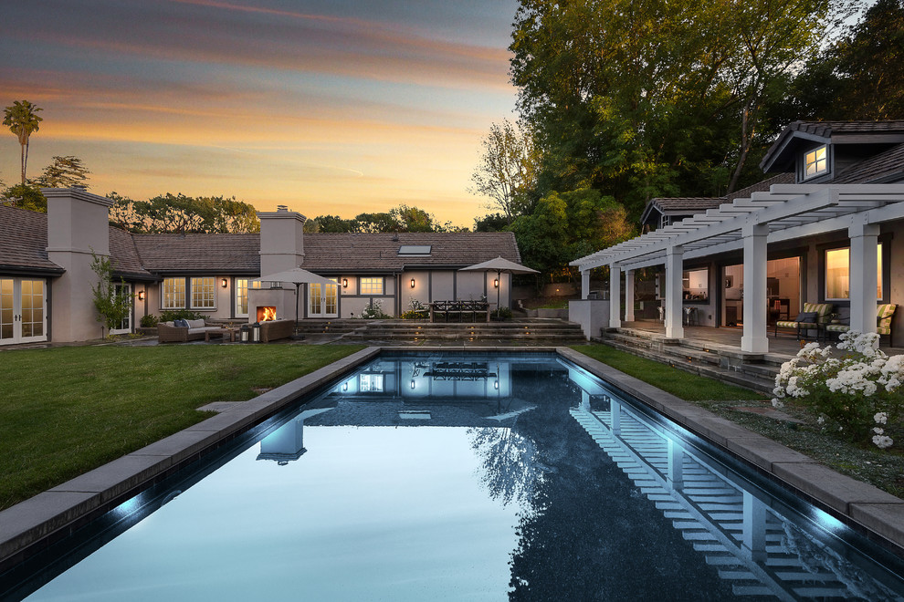 Foto de casa de la piscina y piscina alargada moderna de tamaño medio rectangular en patio trasero con adoquines de hormigón