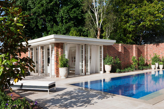 Ispirazione per una piscina monocorsia tradizionale rettangolare di medie dimensioni e dietro casa con una dépendance a bordo piscina e pavimentazioni in cemento