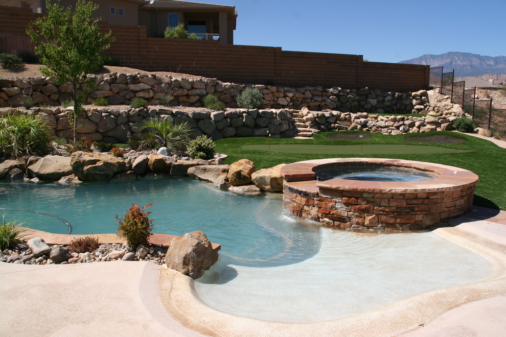 Идея дизайна: бассейн среднего размера, произвольной формы на заднем дворе в классическом стиле с джакузи и покрытием из бетонных плит