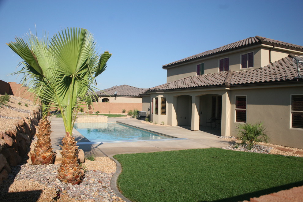 Imagen de piscinas y jacuzzis alargados clásicos de tamaño medio rectangulares en patio trasero con losas de hormigón