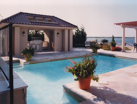 Ejemplo de casa de la piscina y piscina alargada mediterránea de tamaño medio rectangular en patio trasero con suelo de baldosas