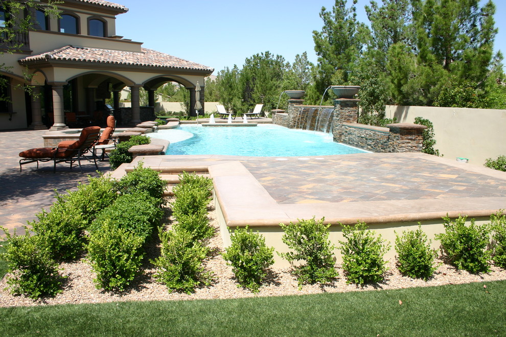 Aménagement d'une piscine classique.