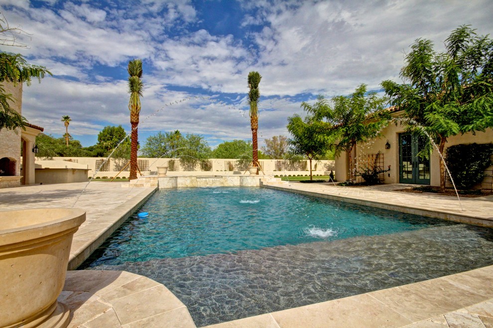 Großes, Gefliestes Mediterranes Sportbecken hinter dem Haus in rechteckiger Form mit Wasserspiel in Phoenix