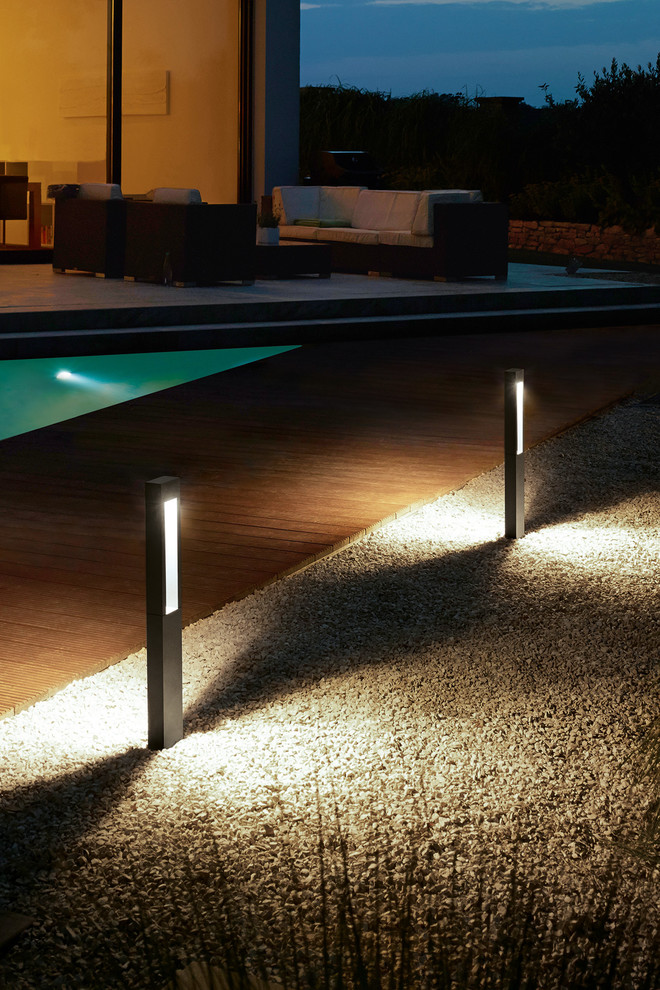 Diseño de piscina con fuente natural minimalista de tamaño medio a medida en patio trasero con gravilla