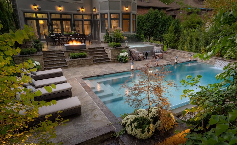 Свежая идея для дизайна: большой прямоугольный бассейн на заднем дворе в стиле неоклассика (современная классика) с покрытием из каменной брусчатки - отличное фото интерьера