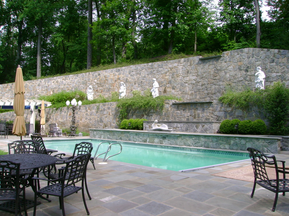 Réalisation d'une piscine tradition rectangle avec des pavés en pierre naturelle.