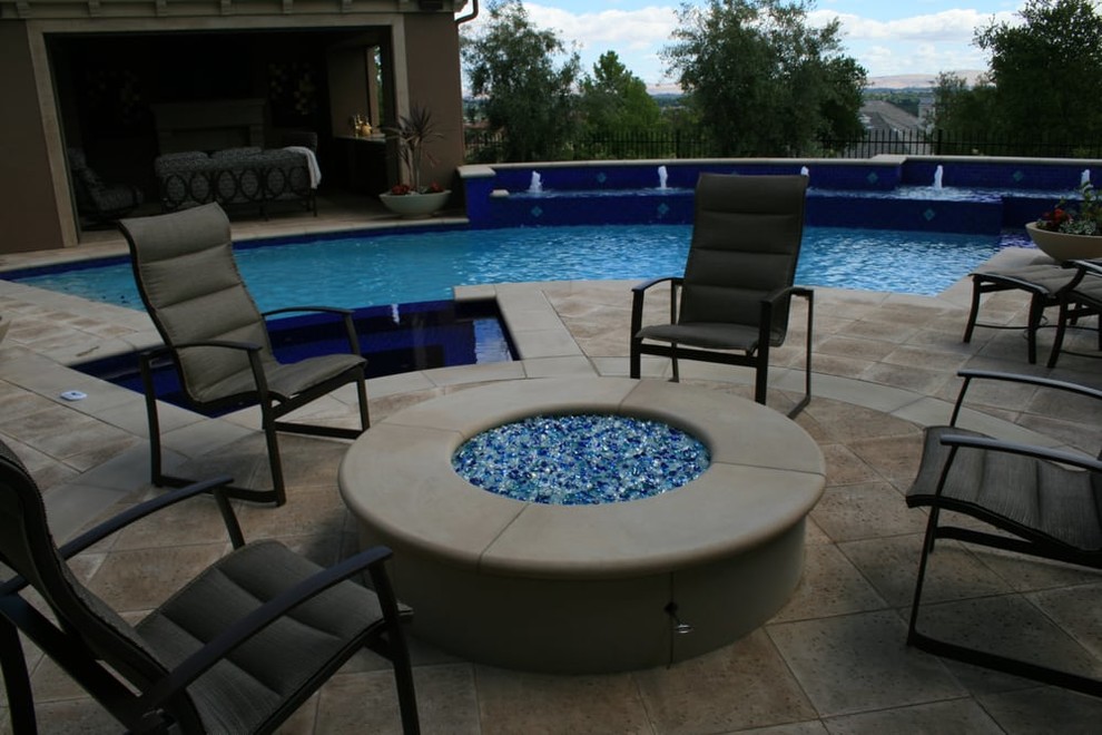 Mittelgroßer, Gefliester Moderner Pool hinter dem Haus in individueller Form in Orange County