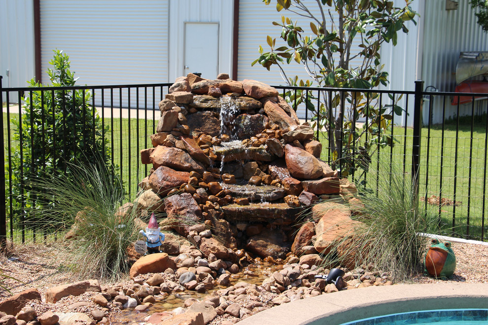 Идея дизайна: наземный бассейн среднего размера, произвольной формы на заднем дворе в современном стиле с фонтаном