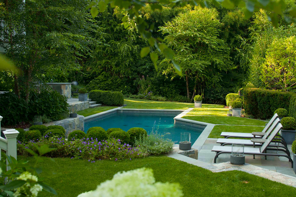 Diseño de piscinas y jacuzzis naturales tradicionales de tamaño medio a medida en patio trasero con adoquines de piedra natural