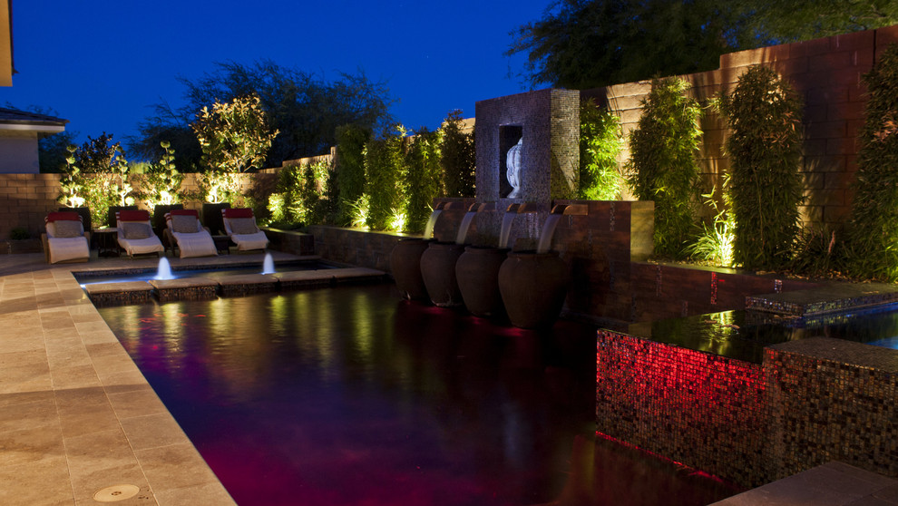 Mittelgroßer Moderner Pool hinter dem Haus in rechteckiger Form mit Natursteinplatten in Las Vegas