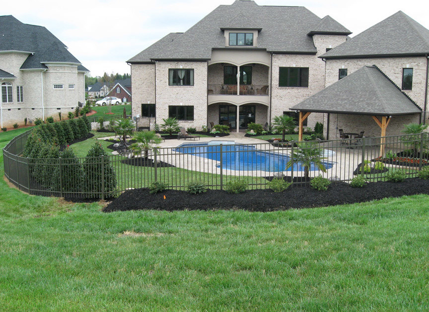 Esempio di una grande piscina monocorsia chic personalizzata dietro casa con pavimentazioni in pietra naturale