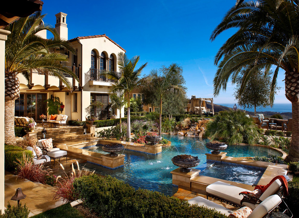 Imagen de piscinas y jacuzzis mediterráneos grandes a medida en patio trasero
