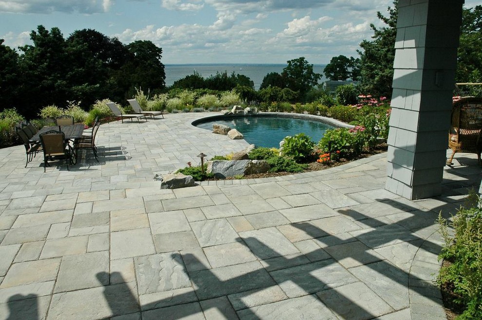 Idee per una grande piscina minimal personalizzata dietro casa con una vasca idromassaggio e pavimentazioni in cemento
