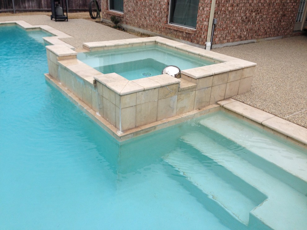 Idée de décoration pour une piscine naturelle et arrière minimaliste de taille moyenne et sur mesure avec un bain bouillonnant et du carrelage.
