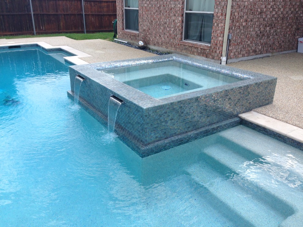 Mittelgroßer, Gefliester Moderner Pool hinter dem Haus in rechteckiger Form in Dallas