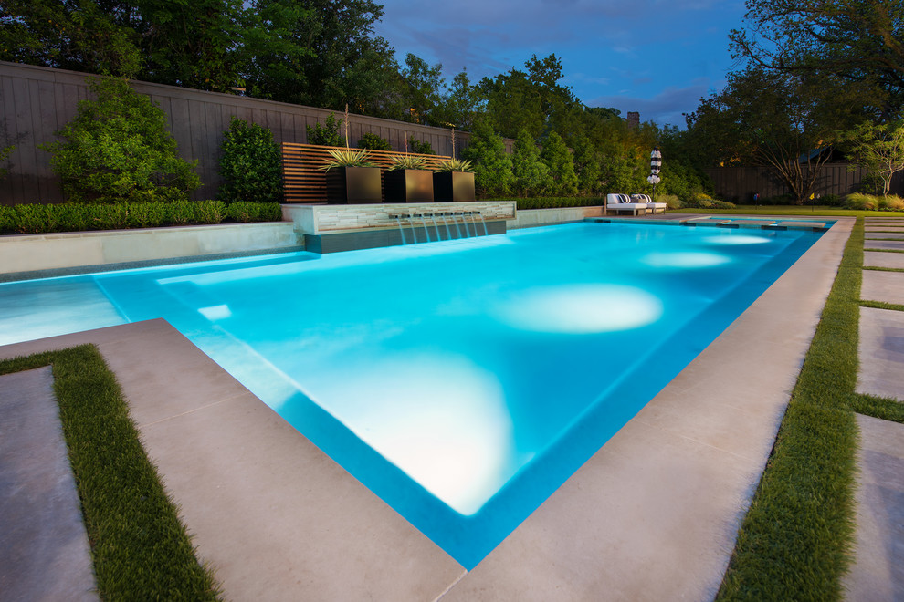 Свежая идея для дизайна: прямоугольный бассейн среднего размера на заднем дворе в стиле модернизм с джакузи и покрытием из бетонных плит - отличное фото интерьера