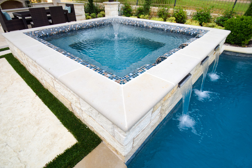 Immagine di una piscina monocorsia design personalizzata di medie dimensioni e dietro casa con fontane e pavimentazioni in pietra naturale
