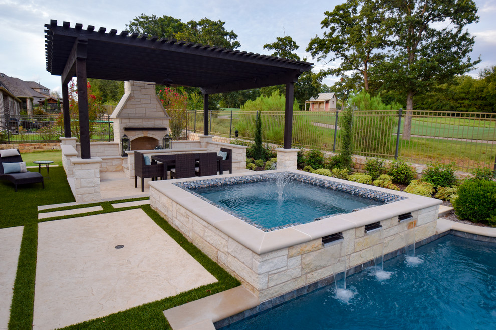 Imagen de piscina con fuente alargada actual de tamaño medio a medida en patio trasero con adoquines de piedra natural