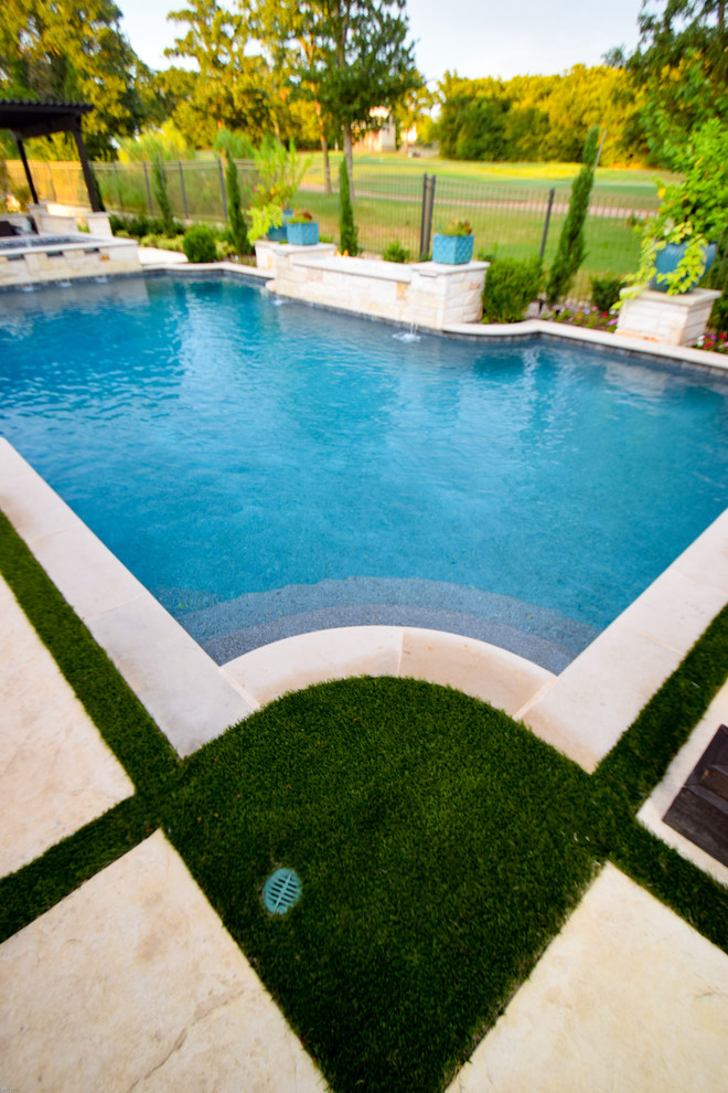 Foto di una piscina monocorsia minimal personalizzata di medie dimensioni e dietro casa con fontane e pavimentazioni in pietra naturale