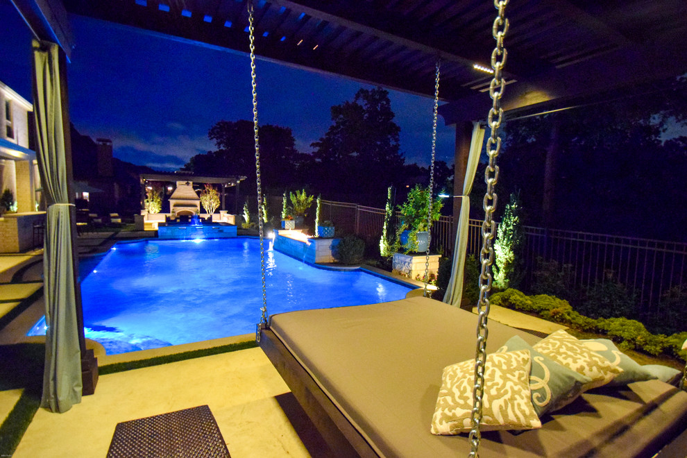 Ejemplo de piscina con fuente alargada contemporánea de tamaño medio a medida en patio trasero con adoquines de piedra natural