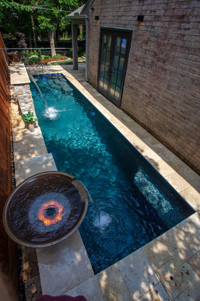 На фото: маленький спортивный, прямоугольный бассейн на заднем дворе в стиле модернизм с фонтаном и покрытием из каменной брусчатки для на участке и в саду
