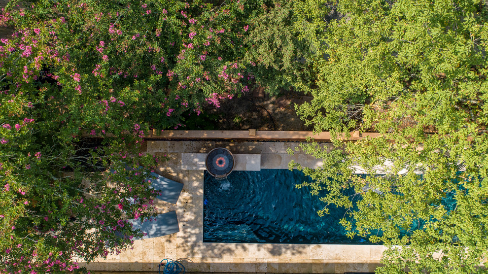 Пример оригинального дизайна: маленький спортивный, прямоугольный бассейн на заднем дворе в стиле модернизм с фонтаном и покрытием из каменной брусчатки для на участке и в саду