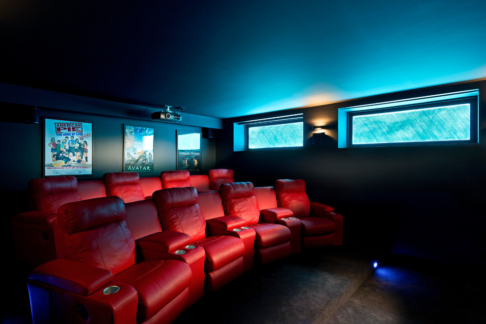Пример оригинального дизайна: домашний кинотеатр среднего размера в современном стиле
