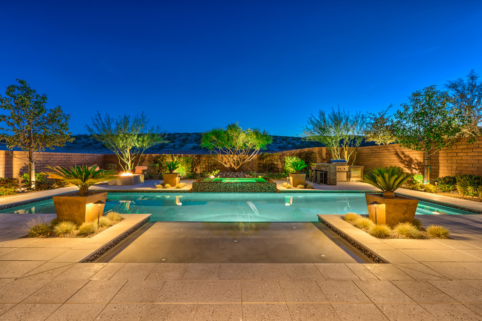 Großer Pool hinter dem Haus in rechteckiger Form mit Natursteinplatten in Las Vegas