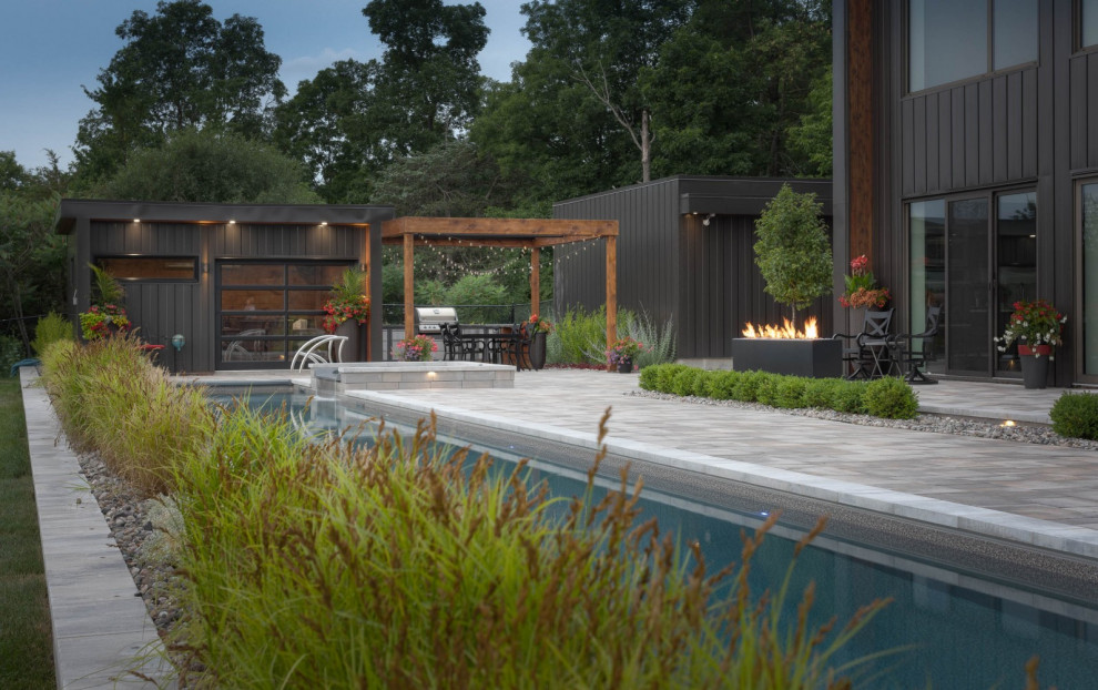 Geräumiger Moderner Pool hinter dem Haus in rechteckiger Form mit Natursteinplatten in Toronto