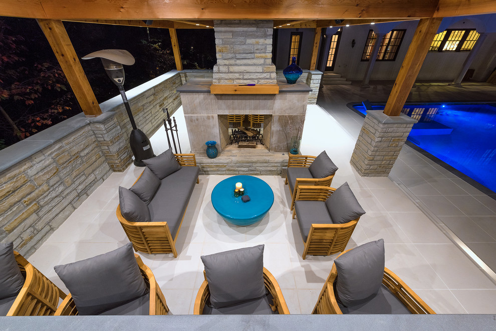 Foto de casa de la piscina y piscina contemporánea grande rectangular con suelo de baldosas
