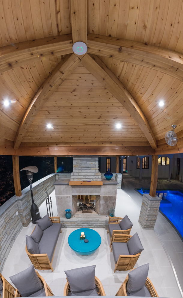 Идея дизайна: большой прямоугольный бассейн в современном стиле с покрытием из плитки и домиком у бассейна