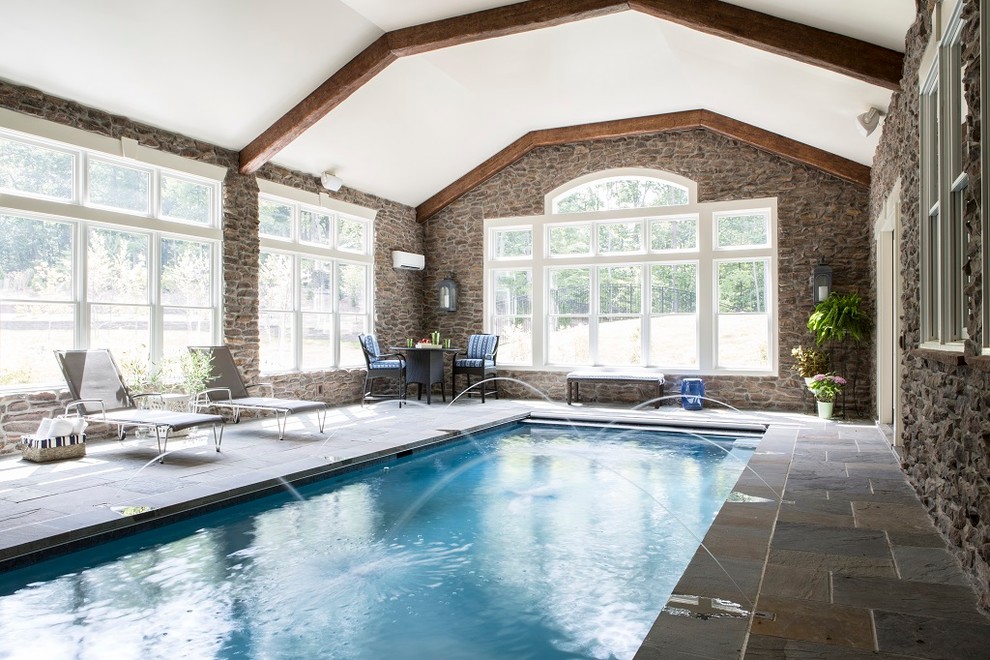 Foto de piscina con fuente clásica renovada rectangular y interior con adoquines de piedra natural