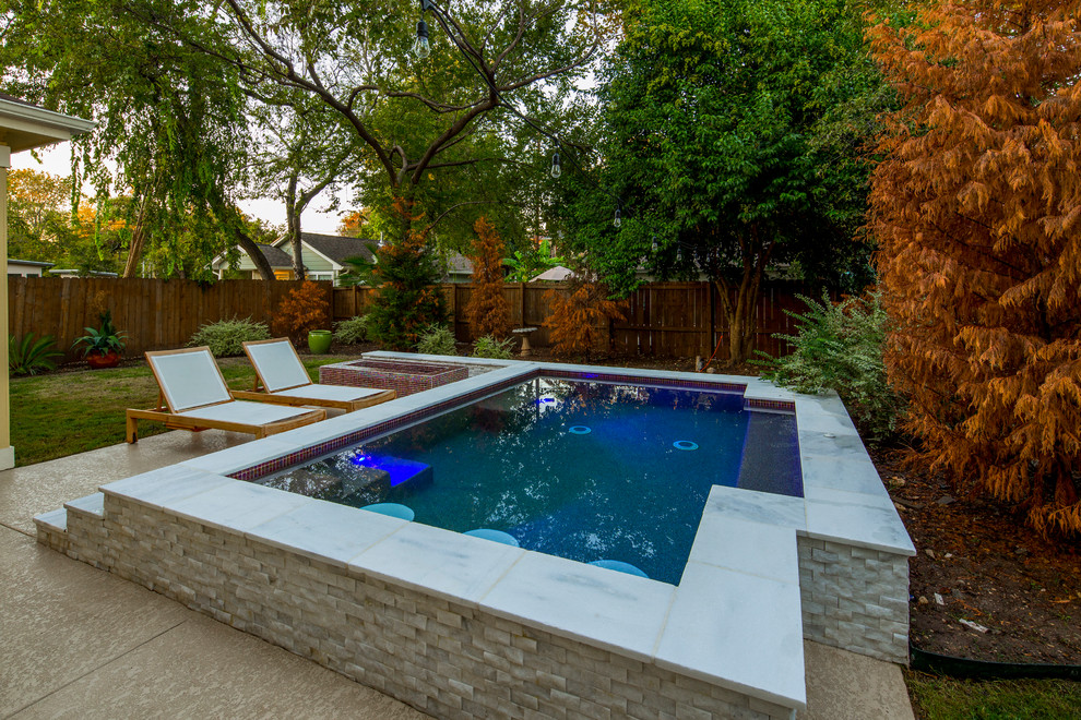 Ejemplo de piscinas y jacuzzis minimalistas pequeños rectangulares en patio trasero con suelo de hormigón estampado