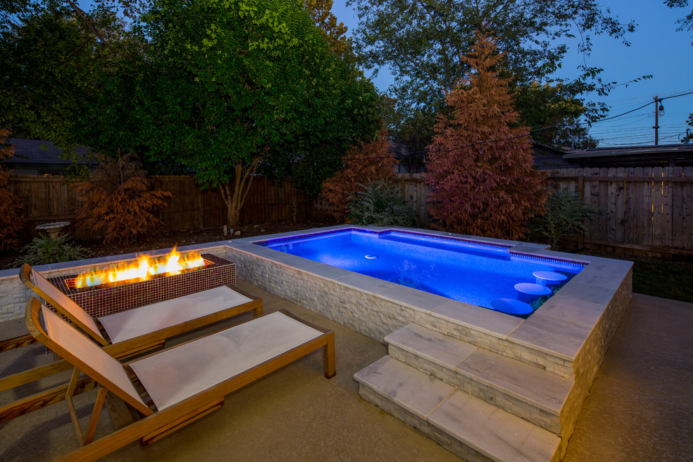 Modelo de piscinas y jacuzzis modernos pequeños rectangulares en patio trasero con suelo de hormigón estampado